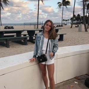 Meet your Posher, Danielle